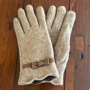 Elegant Tan Wool Gloves with Bow Accent